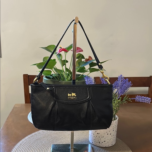 SOLD SOLD Coach Black and Gold Leather Shoulder Bag with Structured Design - Picture 1 of 8